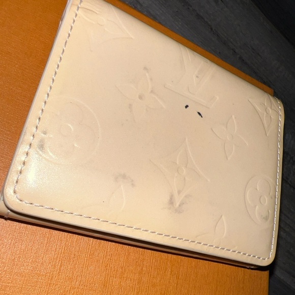 LOUIS VUITTON Ludlow Soft Beige Monogram Vernis Coin Case - Picture 8 of 16